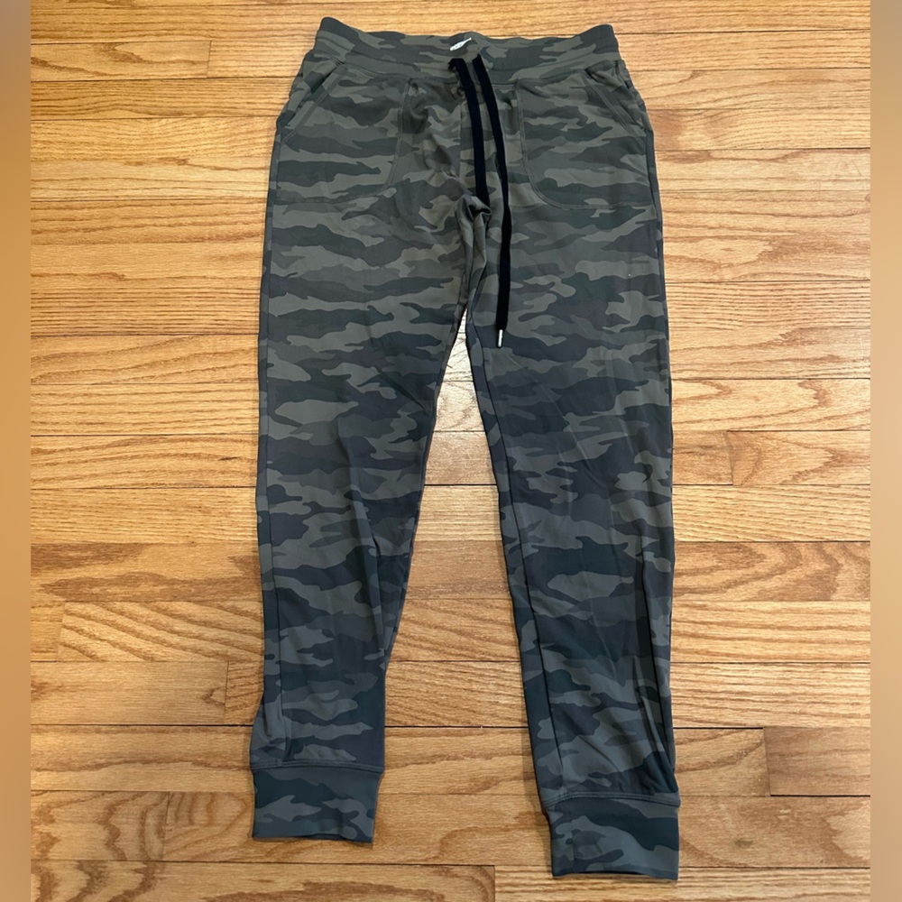 Ziya women’s green camo unwind jogger. Size M